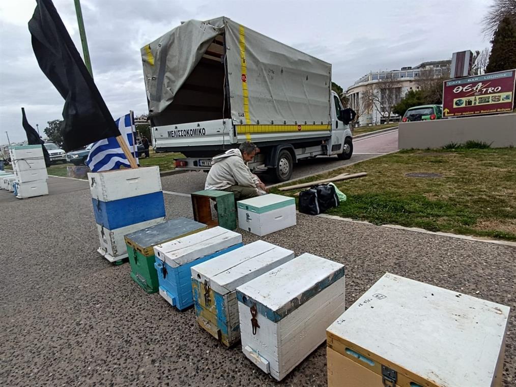 Θεσσαλονίκη: Μελισσοκόμοι έστησαν κυψέλες μπροστά στον Λευκό Πύργο