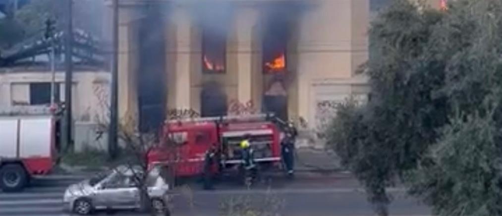 Πειραιάς: Μεγάλη φωτιά σε κτήριο στα Καμίνια (βίντεο)