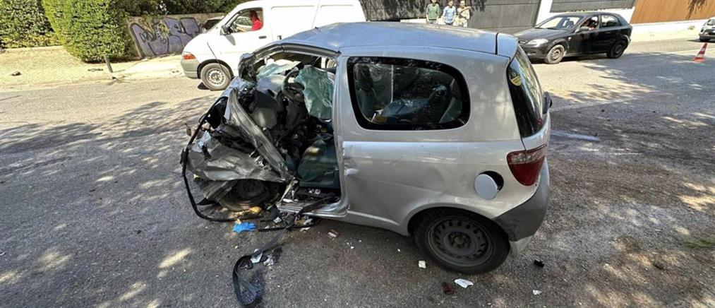 Τροχαίο - Καβούρι: Νεκρός οδηγός αυτοκινήτου που “καρφώθηκε” σε δέντρο (εικόνες)