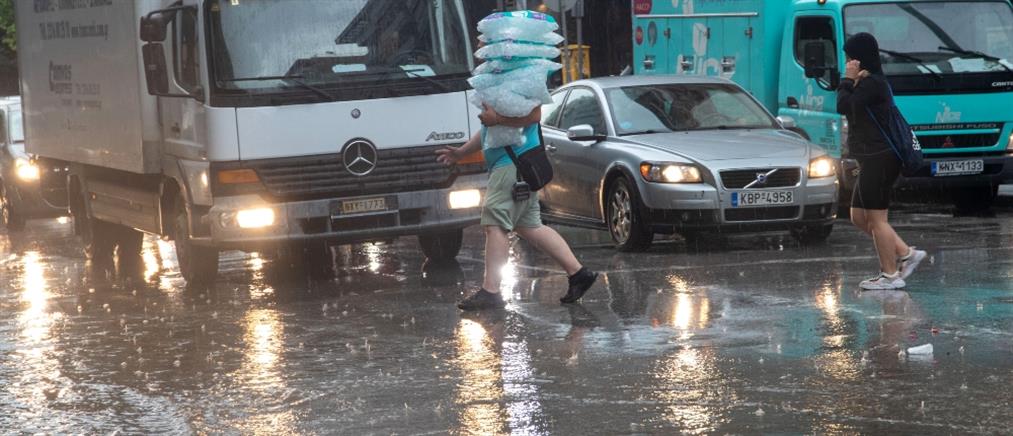 Θεσσαλονίκη: Σφοδρή κακοκαιρία με δρόμους – ποτάμια και “χοντρό” χαλάζι