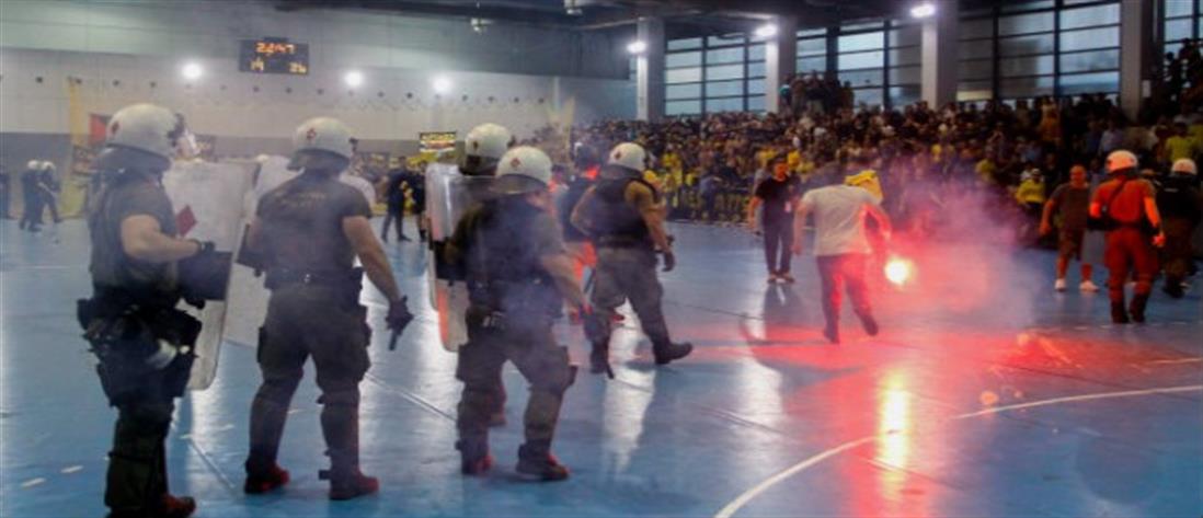 Handball: Εισβολή οπαδών και διακοπή στο ΑΕΚ - Ολυμπιακός