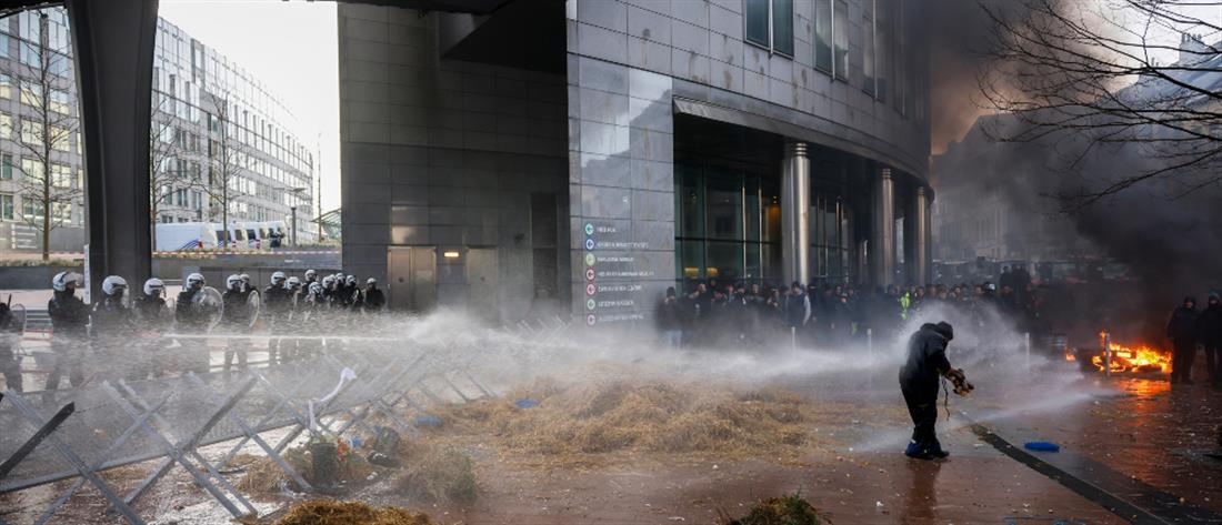 Βρυξέλλες: Σε αναβρασμό οι αγρότες - Φωτιές και πετροπόλεμος έξω από το Ευρωκοινοβούλιο (βίντεο)
