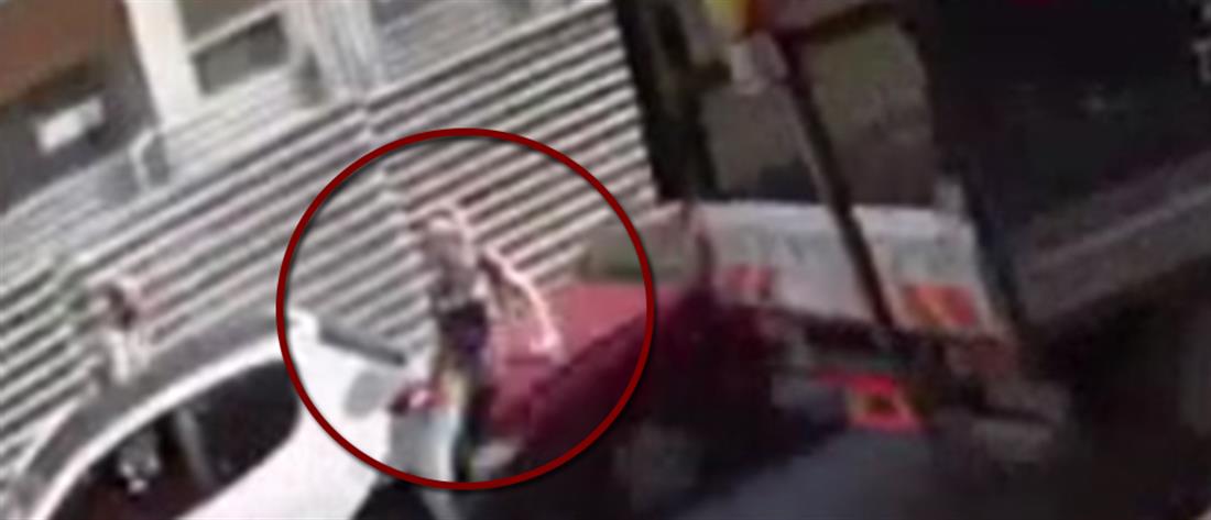 Βίντεο σοκ: αυτοκίνητο παρασύρει γυναίκα στη Θεσσαλονίκη