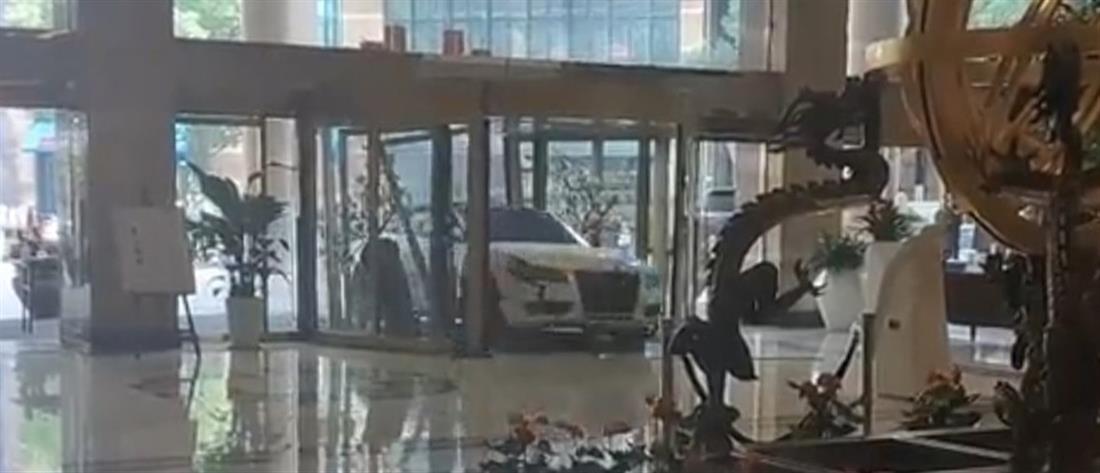 Πελάτης “μπούκαρε” σε ξενοδοχείο με το αυτοκίνητο του (βίντεο)