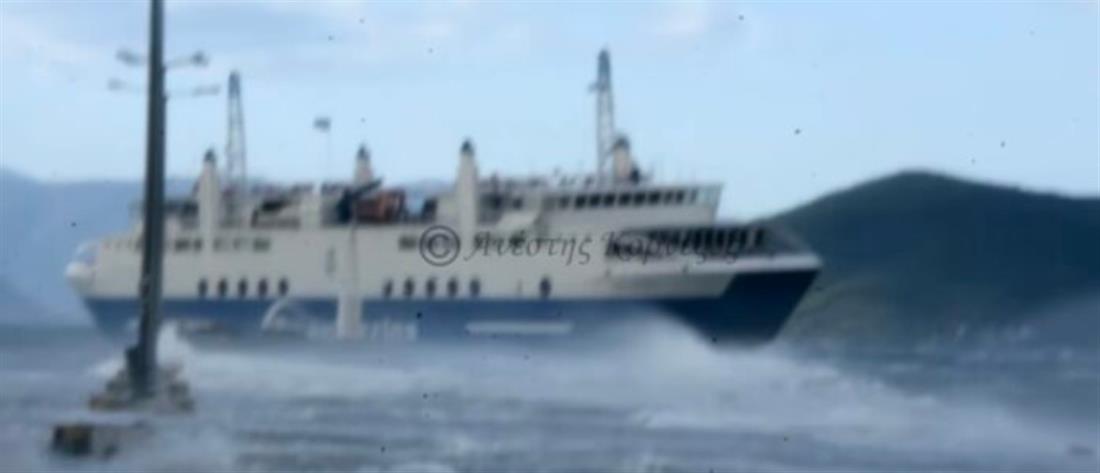 Κακοκαιρία - Αίγινα: Πλοίο δίνει μάχη με τα μανιασμένα κύματα για να δέσει στο λιμάνι (βίντεο)