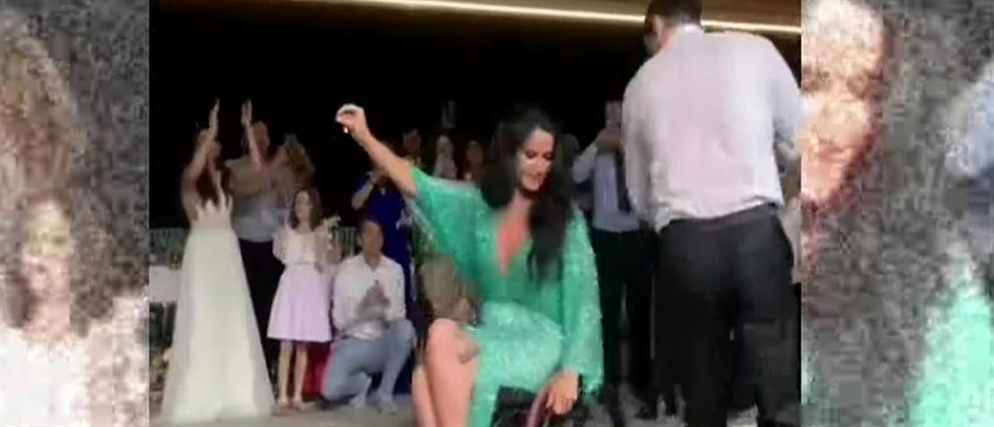Χόρεψε μπάλο στον γάμο του αδελφού της από το αναπηρικό αμαξίδιο (βίντεο)