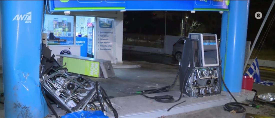 Άνω Βούλα: Αυτοκίνητο έπεσε σε βενζινάδικο (βίντεο)