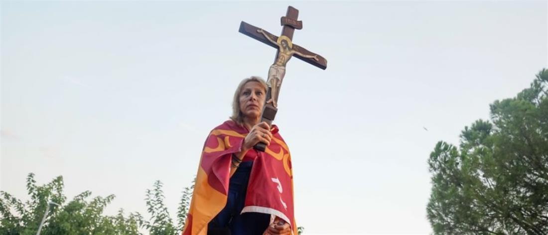 Νέες ταυτότητες - Θεσσαλονίκη: Με προσευχές και σταυρούς οι “αρνητές” σε συγκέντρωση (εικόνες)