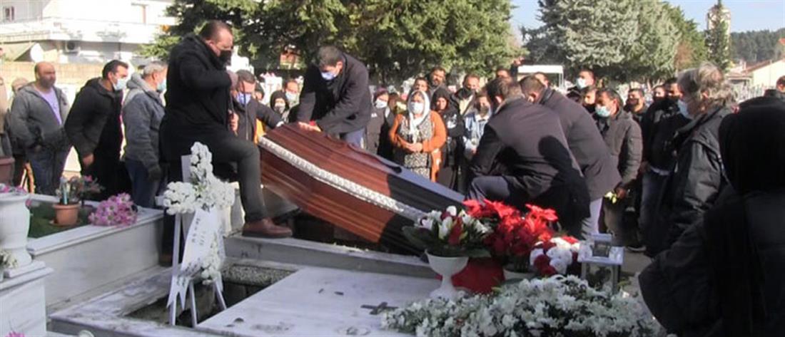 Γυναικοκτονία στη Θεσσαλονίκη: Οδύνη στην κηδεία της 55χρονης 