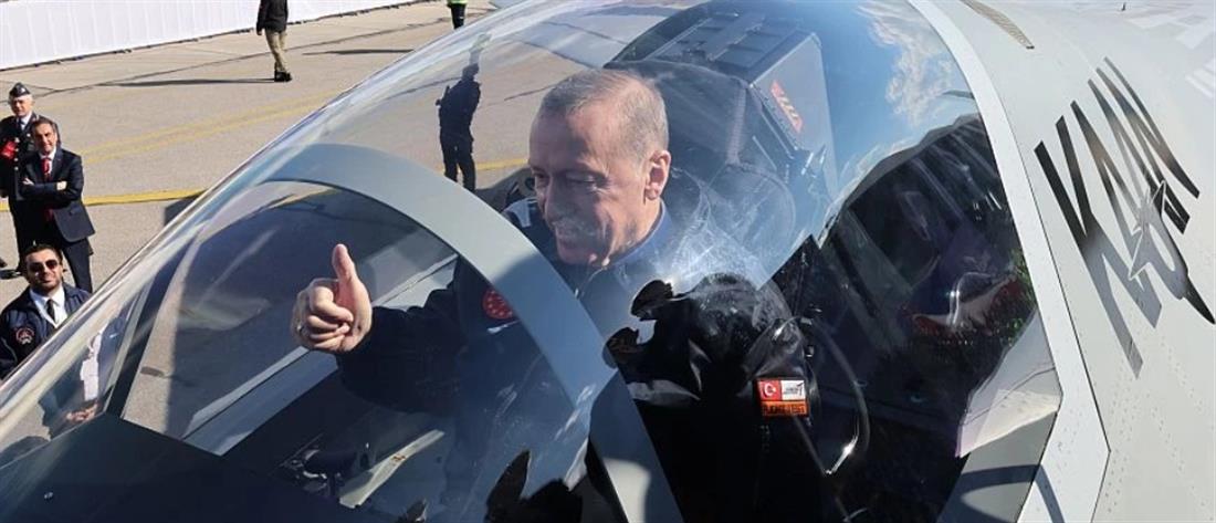 Τουρκία: Ο Ερντογάν ντύθηκε... πιλότος και παρουσίασε μαχητικό 5ης γενιάς (εικόνες)
