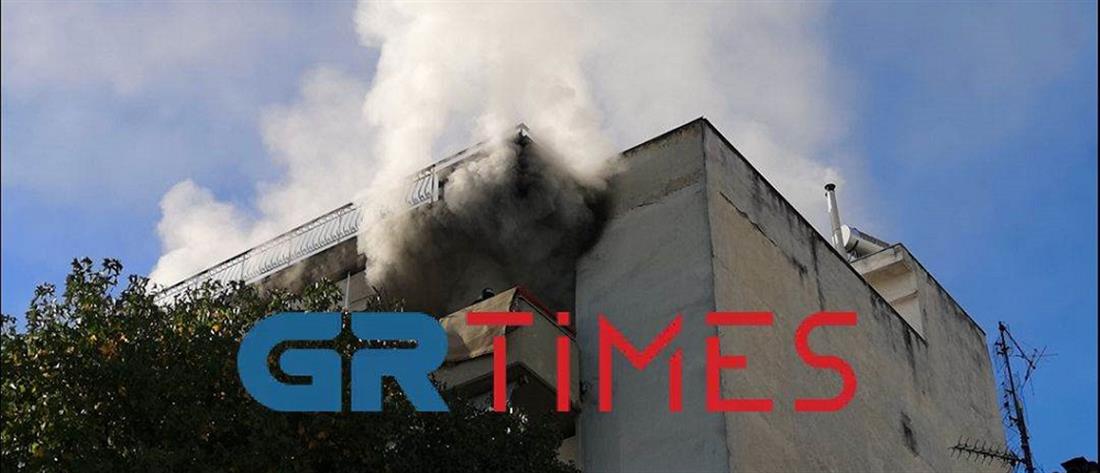 Θεσσαλονίκη: Φωτιά σε διαμέρισμα με εγκλωβισμένους (εικόνες)