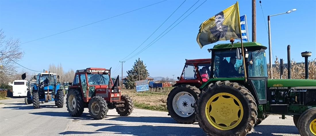 Αγρότες: Τα μπλόκα “πληθαίνουν” σε Θεσσαλία και Θεσσαλονίκη