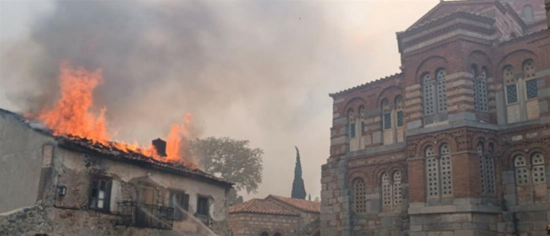 Βοιωτία: Φωτιά στην μονή του Οσίου Λουκά (βίντεο)