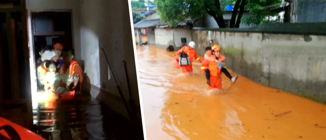 Δραματικές διασώσεις από πλημμυρισμένη πόλη (βίντεο)