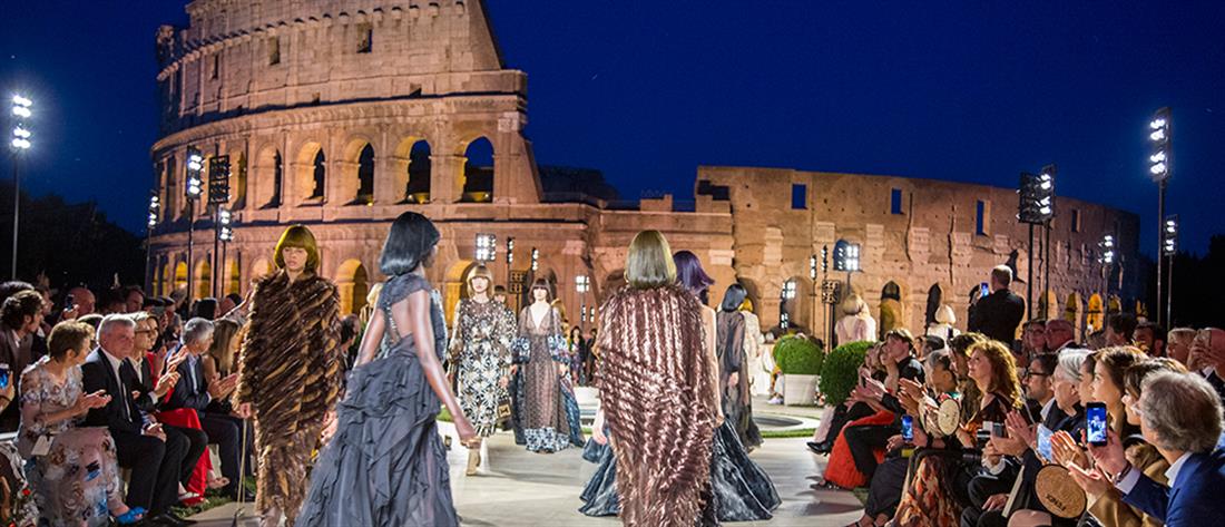 Ο Fendi τιμά τον Λάγκερφελντ με επίδειξη μόδας στην αρχαία Ρώμη (βίντεο)