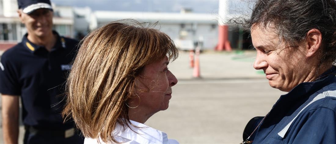 Αλεξανδρούπολη - Σακελλαροπούλου: Συνάντηση με Ελληνίδα πιλότο και Ελβετούς που βοήθησαν στις πυρκαγιές (εικόνες)