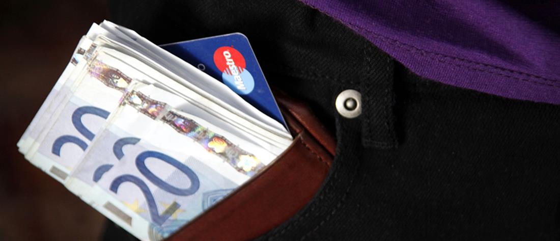 Μαθητής παρέδωσε πορτοφόλι γεμάτο λεφτά