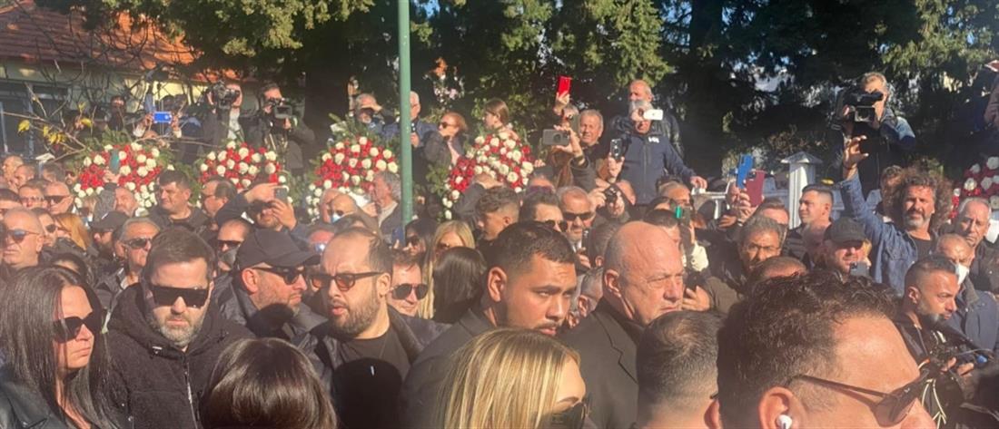Κηδεία Βασίλη Καρρά: “Λύγισε” όλη Ελλάδα στο στερνό αντίο (βίντεο)