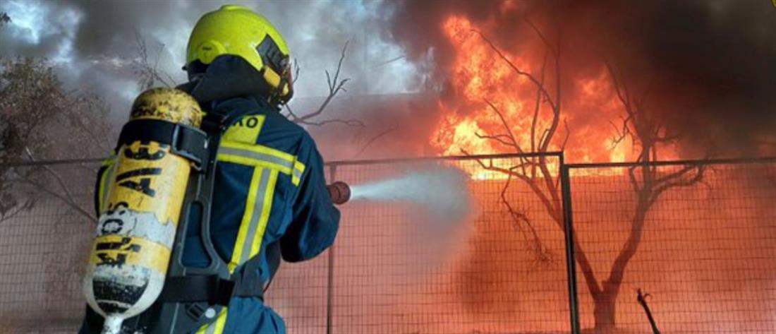 Ηράκλειο: Φωτιά σε αποθήκη κοντά σε σπίτια 