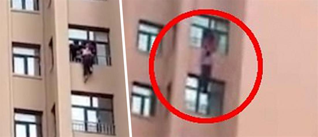 Έσωσε τη μάνα της πριν πέσει από το παράθυρο διαμερίσματος στον 12ο όροφο! (βίντεο)