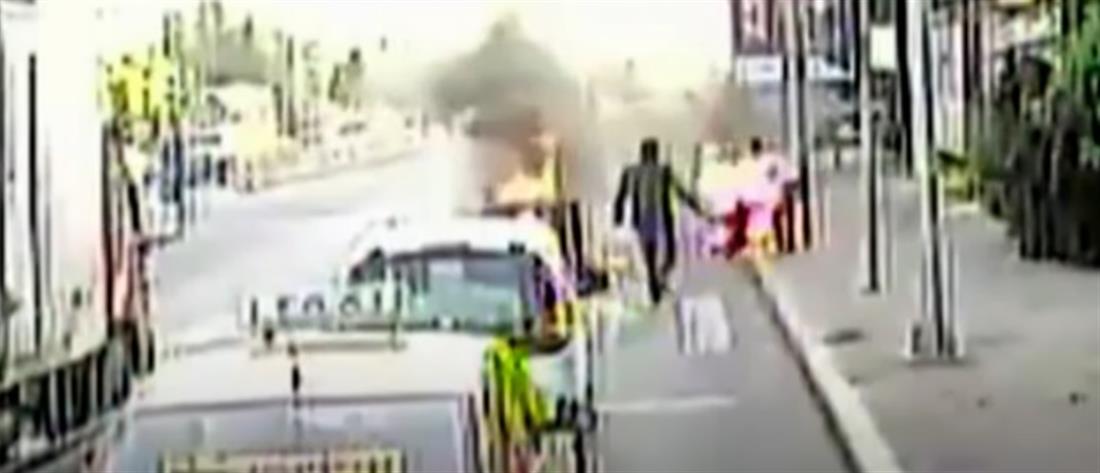 “Ήρωας” οδηγός λεωφορείου έσωσε άνδρα που καιγόταν (βίντεο)