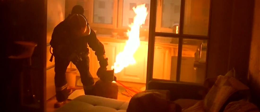 Θεσσαλονίκη: Φωτιά σε διαμέρισμα, νοσηλεύονται με εγκαύματα πυροσβέστης και ένοικος