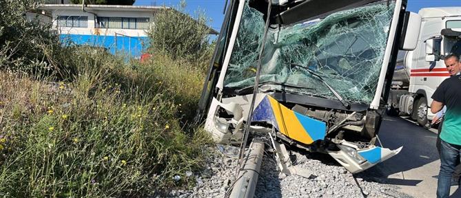Λιόσια: Λεωφορείο έπεσε σε κολώνα - Τραυματίστηκαν επιβάτες (εικόνες)