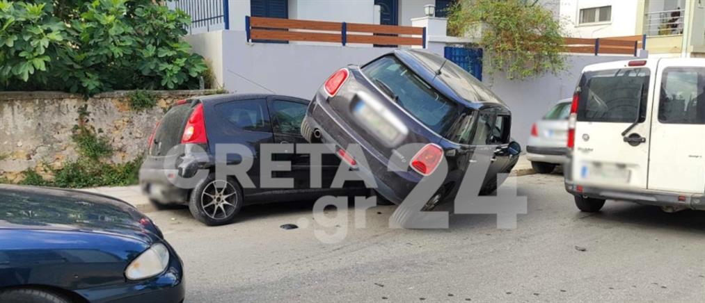 Κρήτη - Τροχαίο: Αυτοκίνητο εν κινήσει “καβάλησε” παρκαρισμένο (εικόνες)