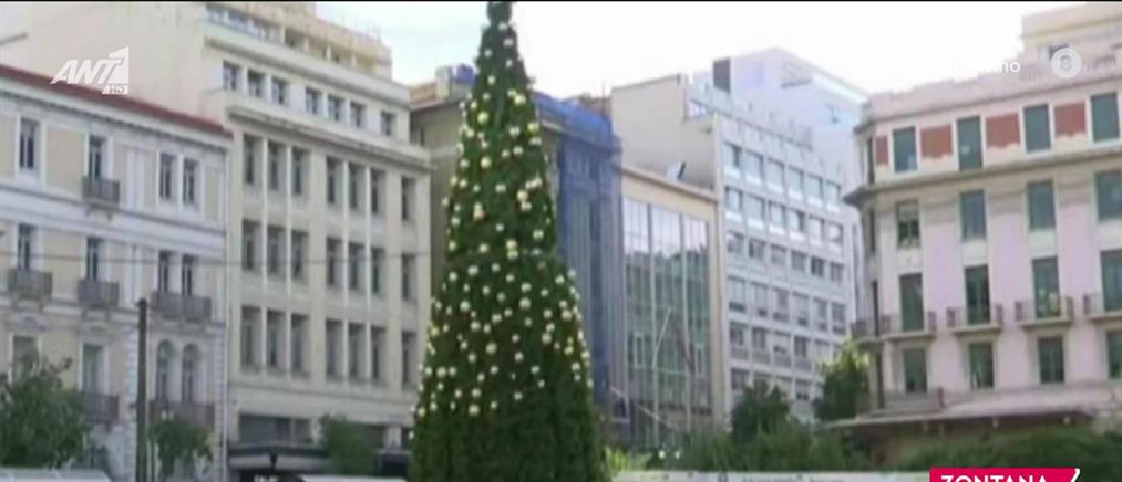 Πλατεία Κλαυθμώνος: “Έγδυσαν” το χριστουγεννιάτικο δέντρο  - Πήραν όσα στολίδια έφταναν με τα χέρια (βίντεο)