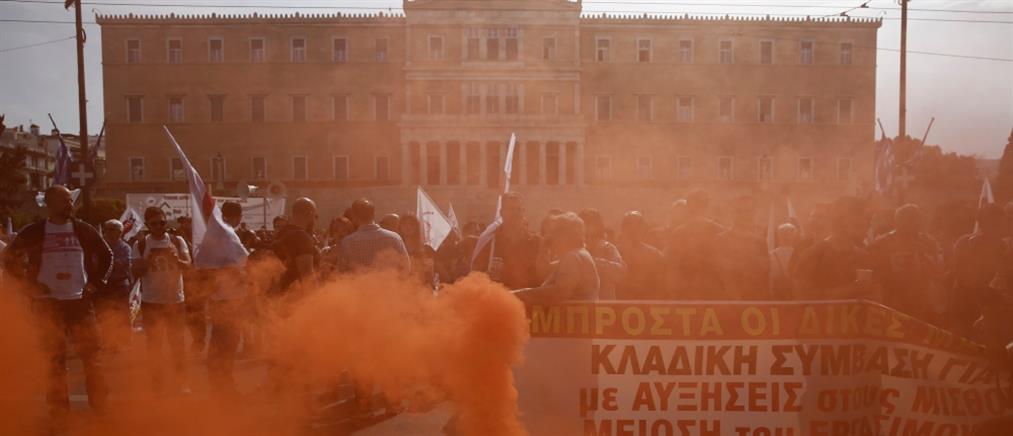Απεργία: Διαδηλωτές “έκλεισαν” το κέντρο της Αθήνας (εικόνες)