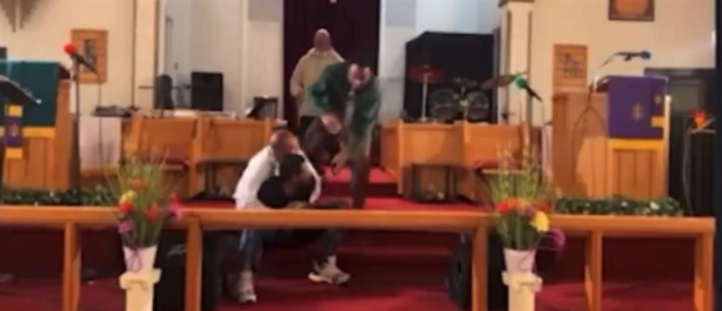 ΗΠΑ: Ένοπλος μπήκε σε εκκλησία για να σκοτώσει, αλλά... (βίντεο)