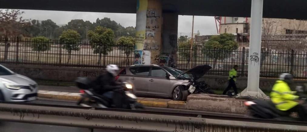Πειραιάς: Αυτοκίνητο προσέκρουσε σε κολόνα – Τραυματίας ο οδηγός (εικόνες)