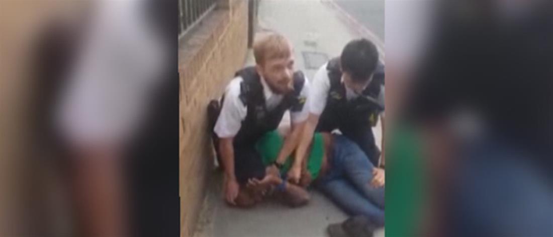 Βρετανία: αστυνομικός πιέζει με το γόνατο τον λαιμό μαύρου υπόπτου (εικόνες)