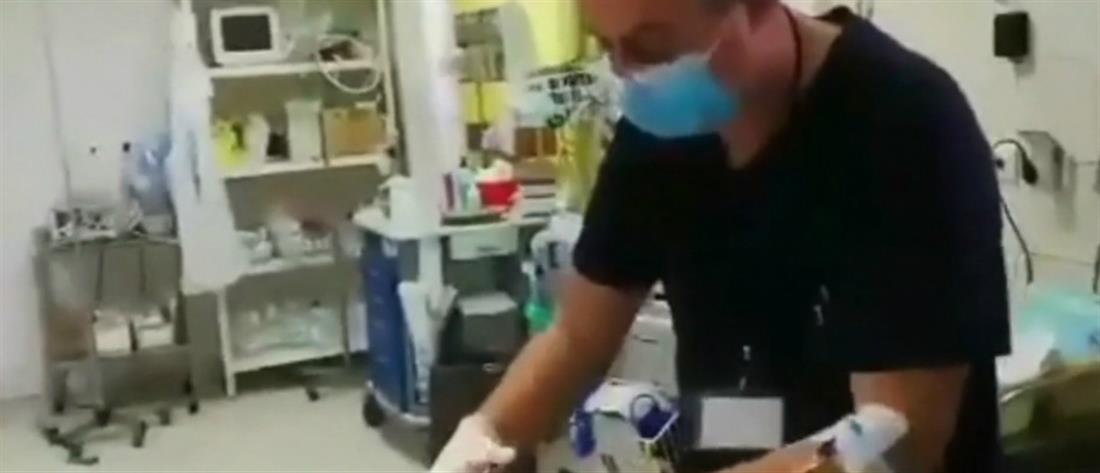 Με τον ορό στο χέρι, γιατρός φροντίζει ασθενή (βίντεο)