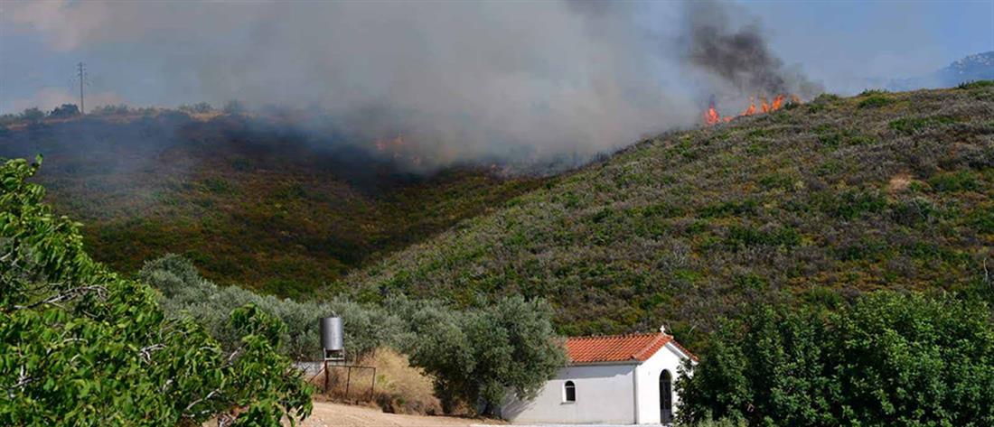 Μεγάλη φωτιά κοντά στην Μονή Καρακαλά (εικόνες)