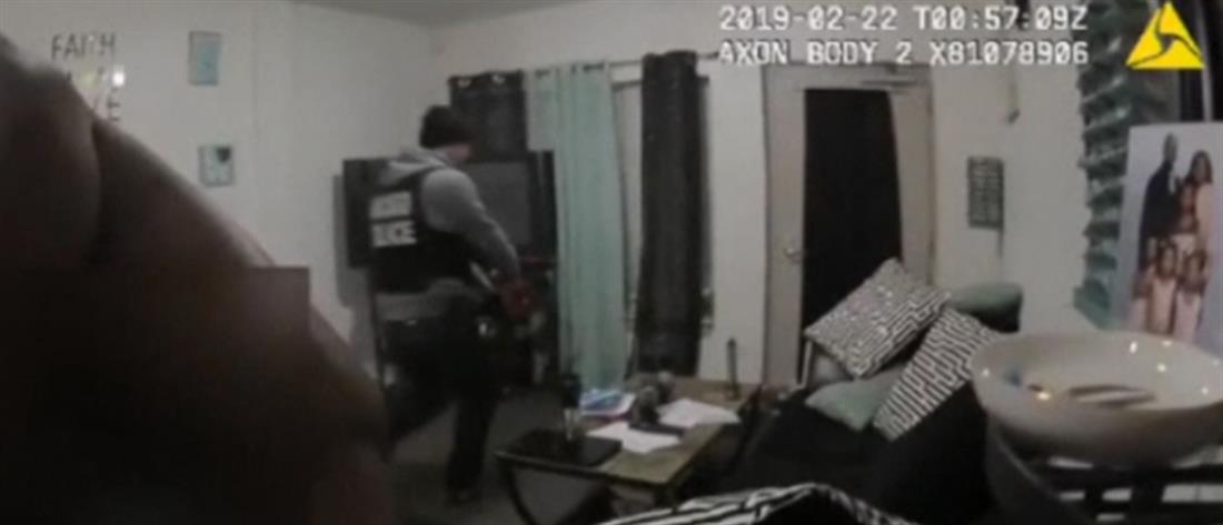 Αστυνομική έφοδος σε λάθος σπίτι και χειροπέδες στο γυμνό θύμα (βίντεο)
