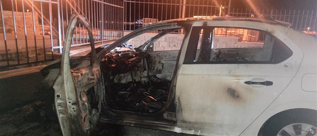 Ρόδος: Αυτοκίνητο “καρφώθηκε” σε τοίχο και πήρε φωτιά (εικόνες)
