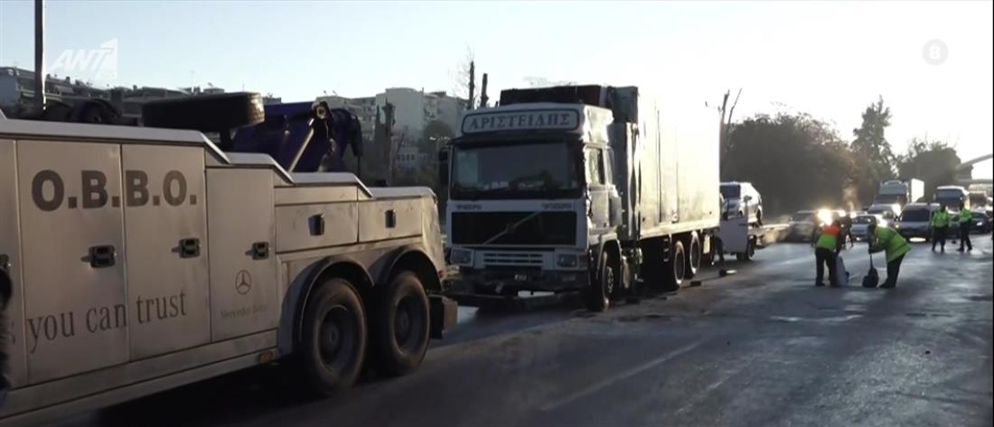 Λεωφόρος Αθηνών: Ανατροπή φορτηγού και καραμπόλα (εικόνες)