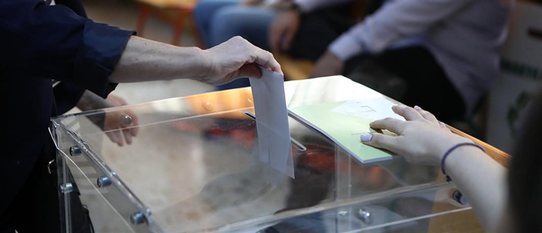Εκλογές – Θεσσαλονίκη: Χειροπέδες σε εκλογική αντιπρόσωπο για ένα ψηφοδέλτιο