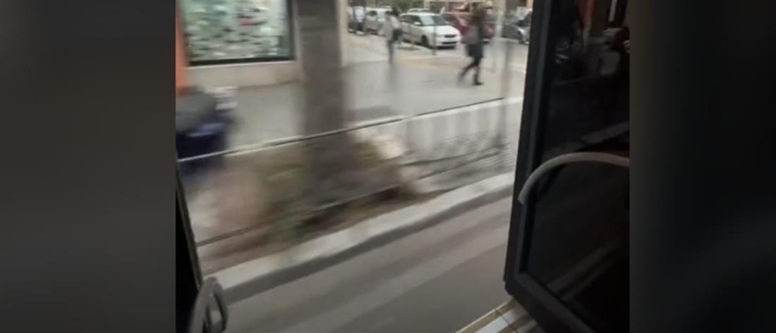 Θεσσαλονίκη: Λεωφορείο του ΟΑΣΘ κινείται με ανοιχτές τις πόρτες (βίντεο)