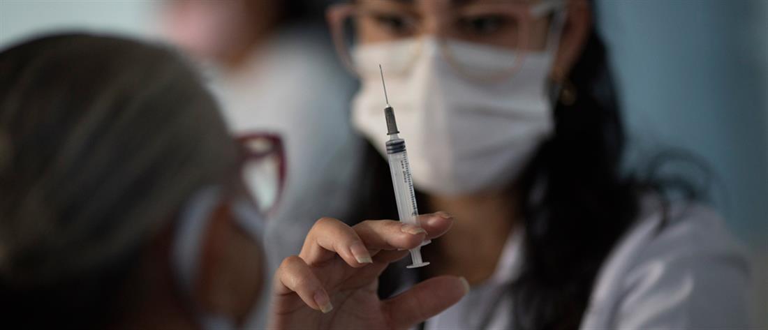 Pfizer: Ηλικιωμένη εμβολιάσθηκε με τετραπλή δόση