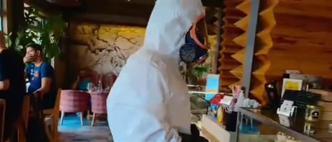 Κορονοϊός: viral ο Kρητικός που ντύθηκε “αστροναύτης” για να πάει για καφέ (βίντεο)