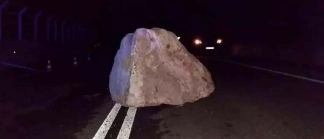 Κακοκαιρία: Βράχος έκοψε στα δύο την Εθνική Οδό
