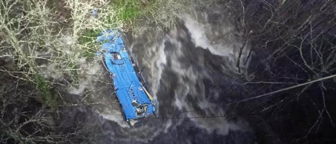 Ισπανία: Λεωφορείο έπεσε σε ποτάμι (εικόνες)