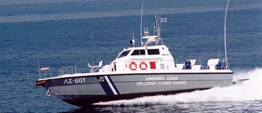 Σαρωνικός - Βύθιση σκάφους: Βίντεο του Λιμενικού με την επιχείρηση διάσωσης των επιβαινόντων