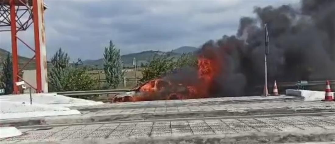 Φωτιά σε αυτοκίνητο στα διόδια (βίντεο)
