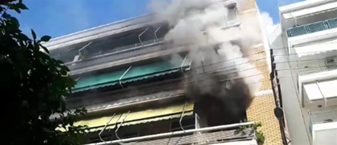Φωτιά σε διαμέρισμα: έσπευσαν πυροσβέστες με κλιμακοφόρο όχημα