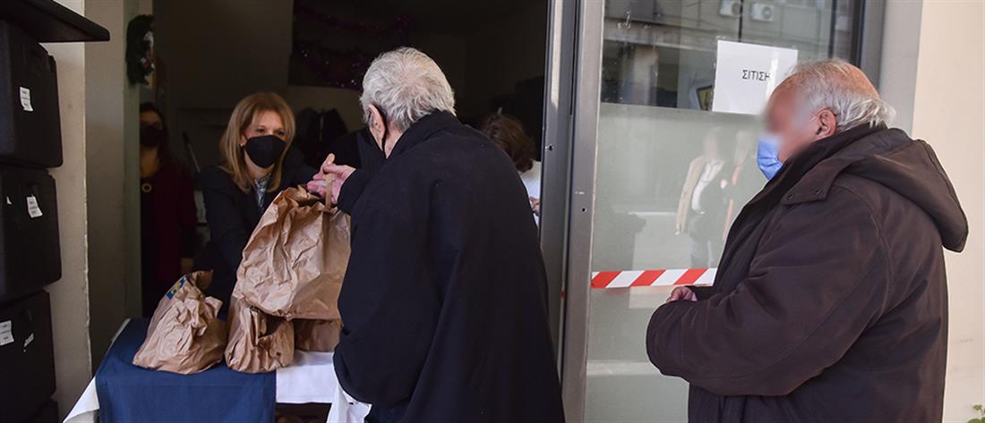 Ο Δήμος Αθηναίων μοίρασε γεύματα αγάπης σε άστεγους (εικόνες)