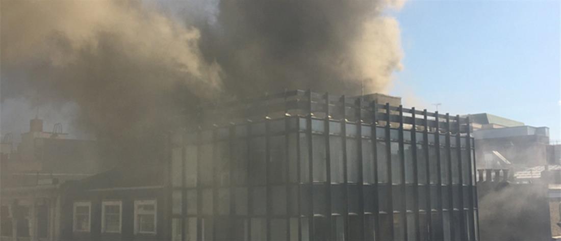 Μεγάλη πυρκαγιά σε πολυώροφο κτήριο στο Λονδίνο (βίντεο)