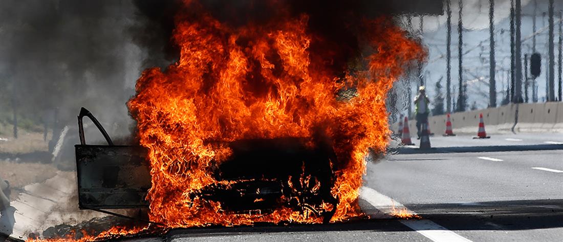 Φωτιά σε αυτοκίνητο στην Αττική Οδό (εικόνες)